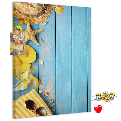 Bedrukt kurk zomeraccessoires tegen een blauwe houten achtergrond