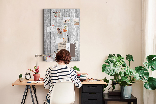 Kurken prikbord met een achtergrond van grijze houten planken