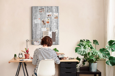 Kurken prikbord met een achtergrond van grijze houten planken