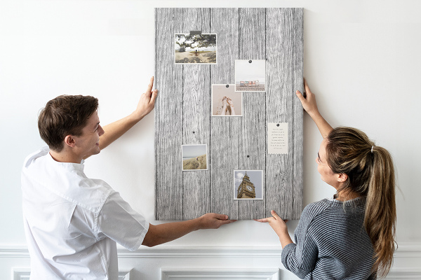 Kurken prikbord met een achtergrond van grijze houten planken