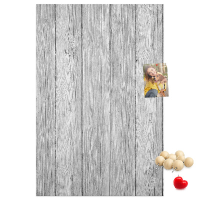 Kurken prikbord met een achtergrond van grijze houten planken