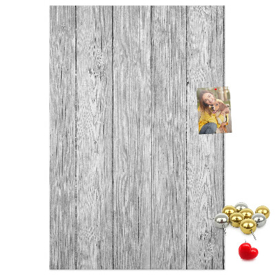 Kurken prikbord met een achtergrond van grijze houten planken