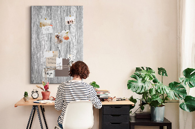 Kurken prikbord met een achtergrond van grijze houten planken