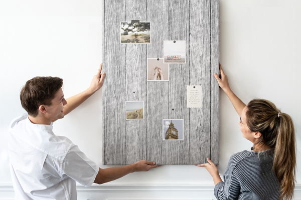 Kurken prikbord met een achtergrond van grijze houten planken