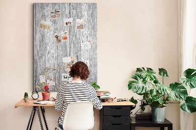 Kurken prikbord met een achtergrond van grijze houten planken