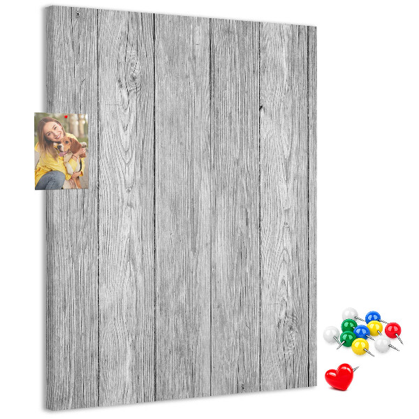Kurken prikbord met een achtergrond van grijze houten planken