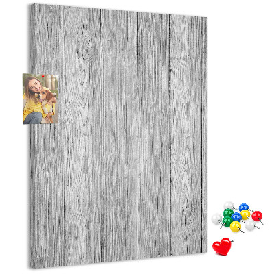 Kurken prikbord met een achtergrond van grijze houten planken