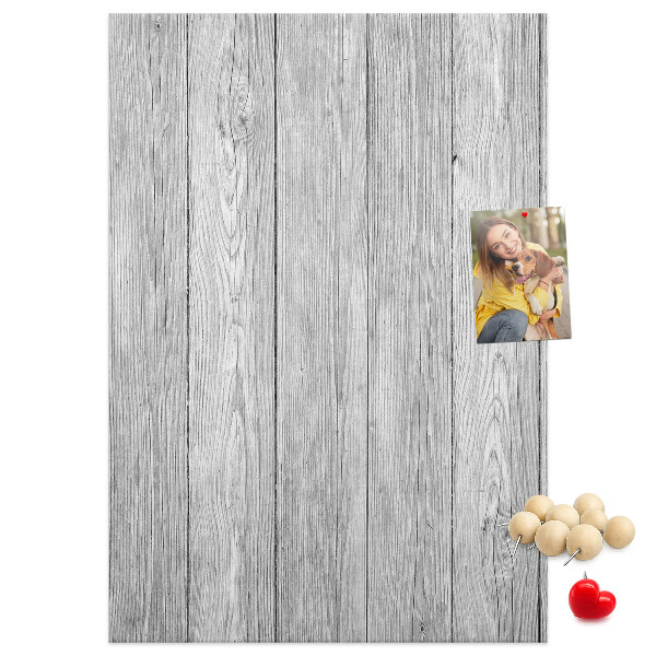 Kurken prikbord met een achtergrond van grijze houten planken