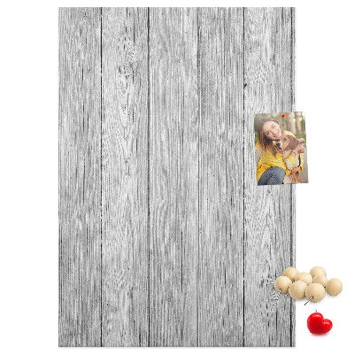Kurken prikbord met een achtergrond van grijze houten planken
