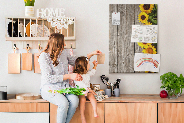 Memobord van kurk met zonnebloemen op een houten achtergrond
