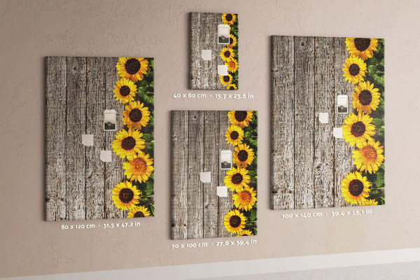 Memobord van kurk met zonnebloemen op een houten achtergrond