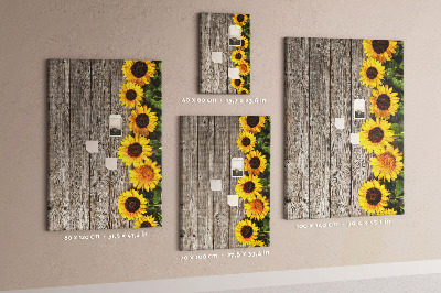 Memobord van kurk met zonnebloemen op een houten achtergrond