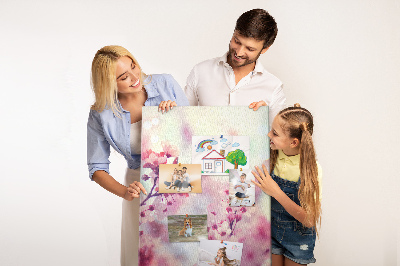 Kurken prikbord met bloemaccenten in delicate tinten