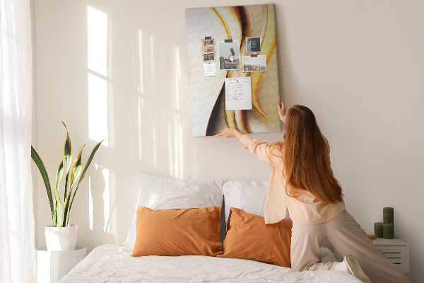 Memobord van kurk met elegante gouden golven op een lichte achtergrond