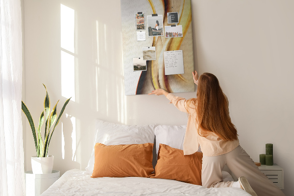 Memobord van kurk met elegante gouden golven op een lichte achtergrond
