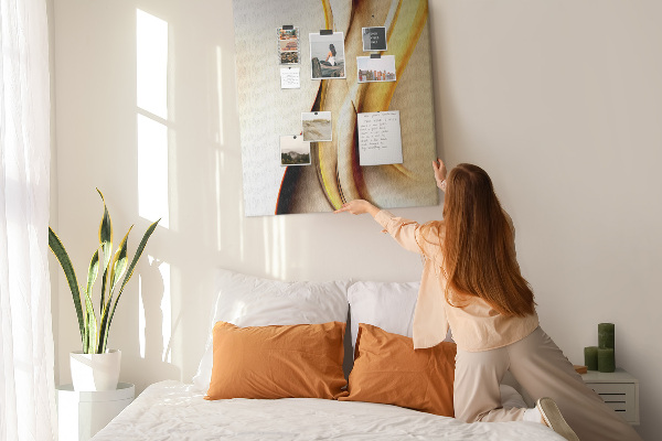Memobord van kurk met elegante gouden golven op een lichte achtergrond