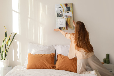 Memobord van kurk met elegante gouden golven op een lichte achtergrond