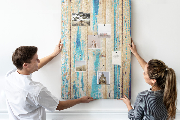 Kurken prikbord oud houten paneel met blauwe accenten