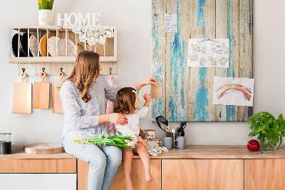 Kurken prikbord oud houten paneel met blauwe accenten
