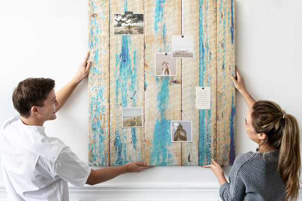 Kurken prikbord oud houten paneel met blauwe accenten