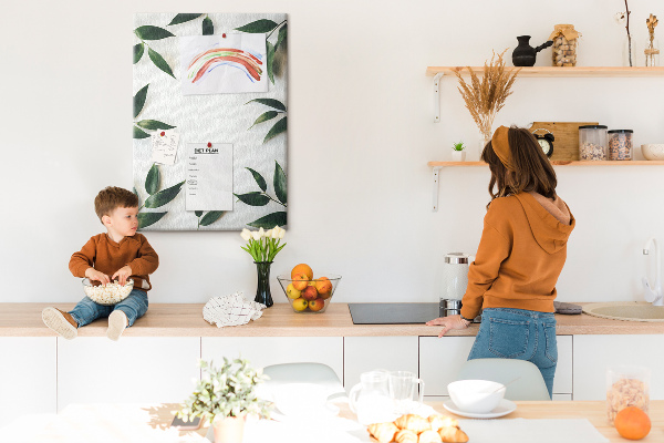 Memobord van kurk met groene bladeren op een lichte achtergrond