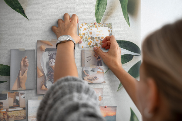 Memobord van kurk met groene bladeren op een lichte achtergrond