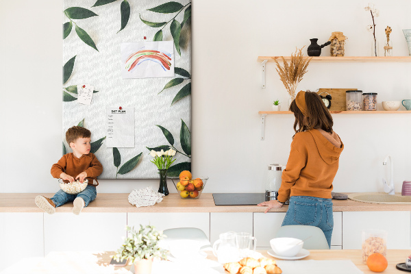 Memobord van kurk met groene bladeren op een lichte achtergrond