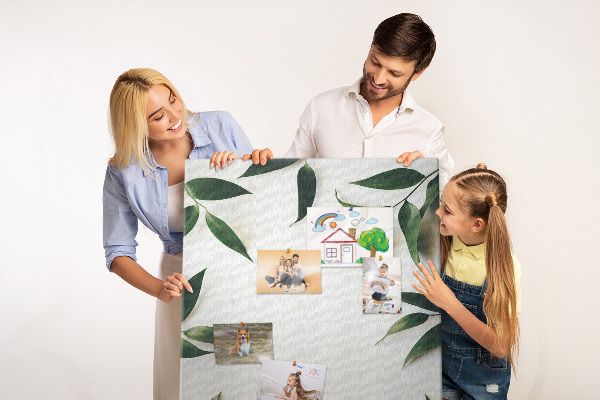 Memobord van kurk met groene bladeren op een lichte achtergrond