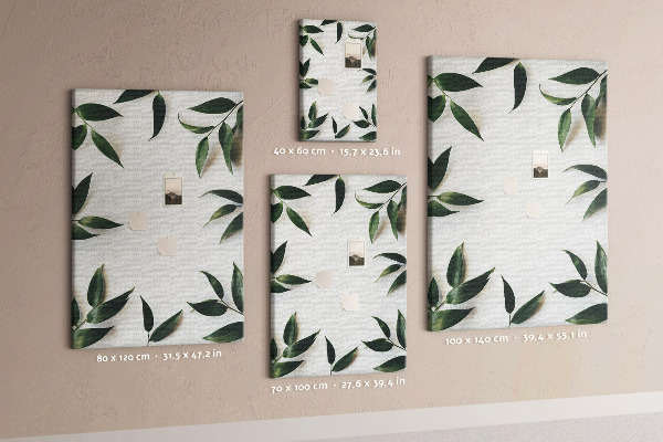 Memobord van kurk met groene bladeren op een lichte achtergrond