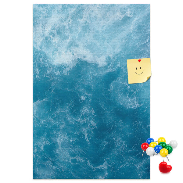 Prikbord van kurk met een print van oceaangolven in verschillende tinten blauw