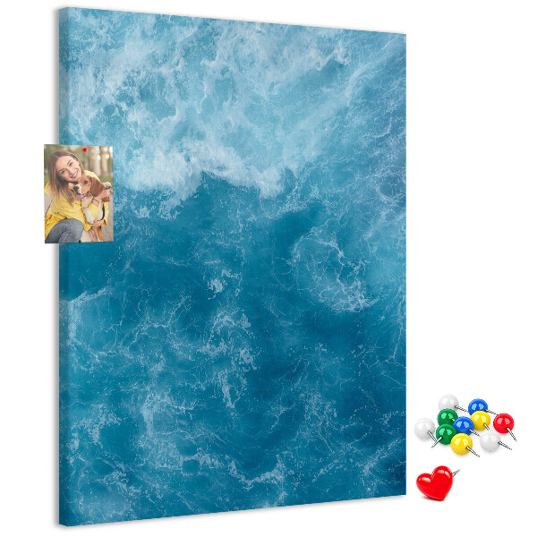 Prikbord van kurk met een print van oceaangolven in verschillende tinten blauw
