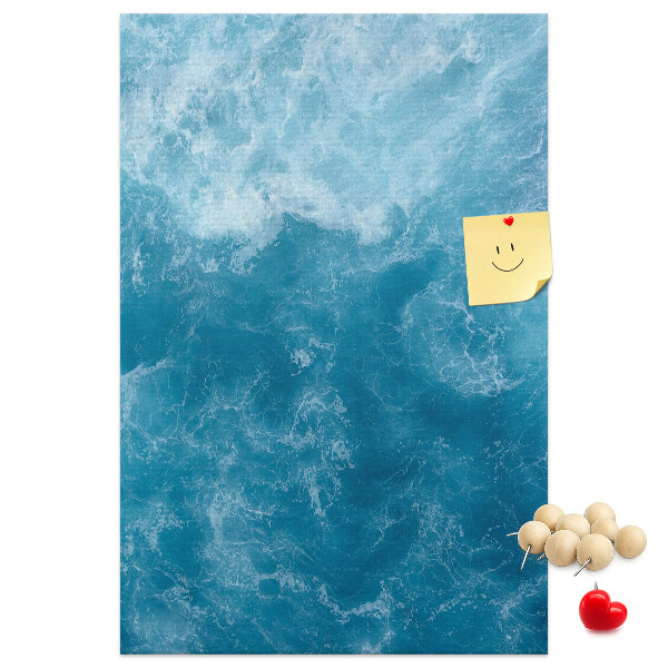 Prikbord van kurk met een print van oceaangolven in verschillende tinten blauw