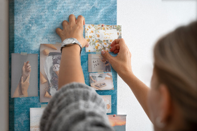 Prikbord van kurk met een print van oceaangolven in verschillende tinten blauw