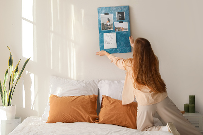 Prikbord van kurk met een print van oceaangolven in verschillende tinten blauw