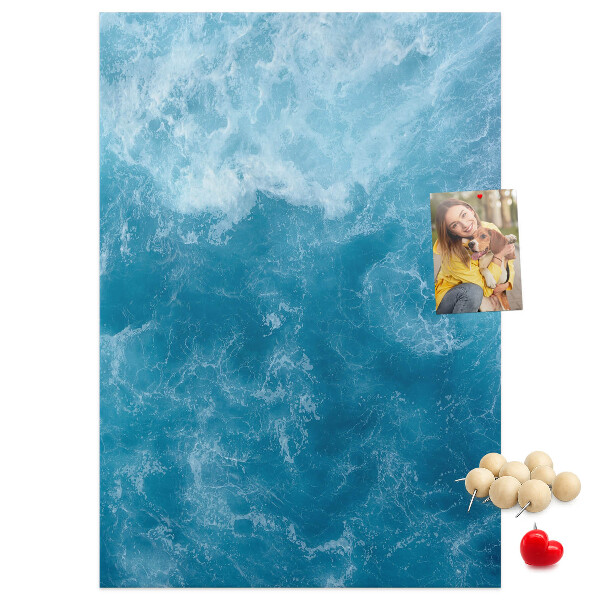 Prikbord van kurk met een print van oceaangolven in verschillende tinten blauw