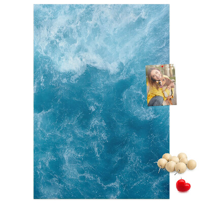 Prikbord van kurk met een print van oceaangolven in verschillende tinten blauw