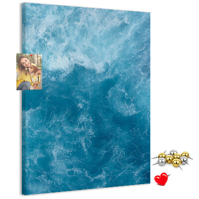 Prikbord van kurk met een print van oceaangolven in verschillende tinten blauw