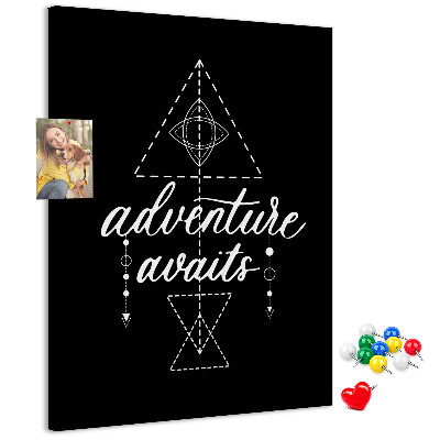 Kurken prikbord met geometrische vormen in een minimalistische stijl