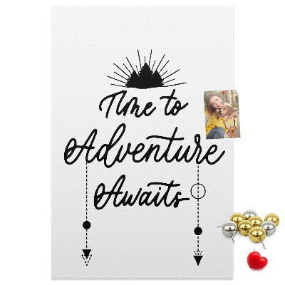 Kurk prikbord met een inspirerende inscriptie over avontuur