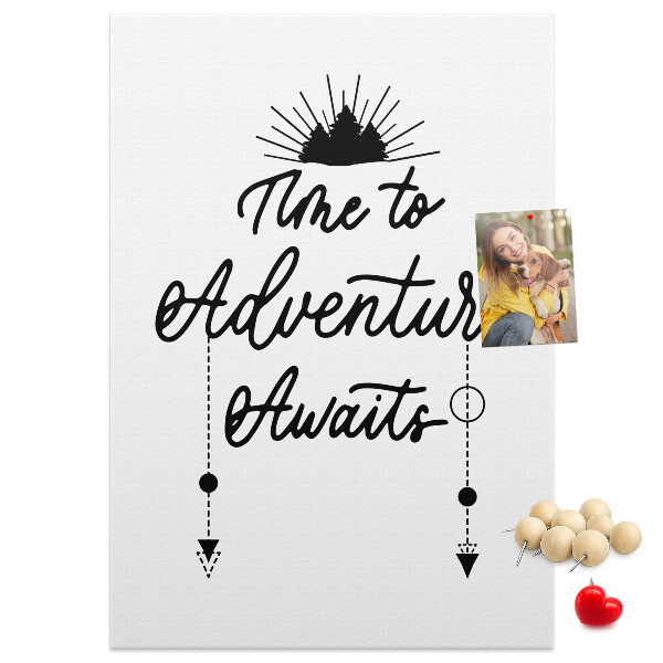 Kurk prikbord met een inspirerende inscriptie over avontuur