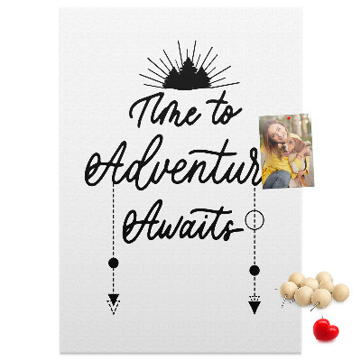 Kurk prikbord met een inspirerende inscriptie over avontuur