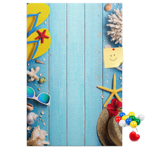 Kurk bedrukken zomeraccessoires op een blauwe houten achtergrond