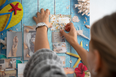 Kurk bedrukken zomeraccessoires op een blauwe houten achtergrond