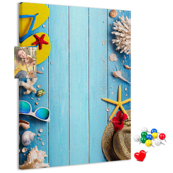 Kurk bedrukken zomeraccessoires op een blauwe houten achtergrond