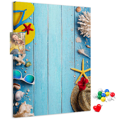 Kurk bedrukken zomeraccessoires op een blauwe houten achtergrond