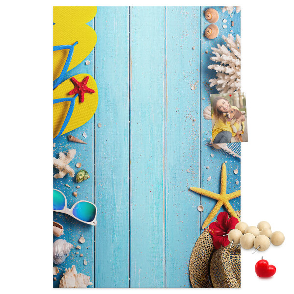 Kurk bedrukken zomeraccessoires op een blauwe houten achtergrond