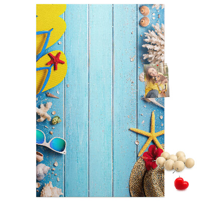 Kurk bedrukken zomeraccessoires op een blauwe houten achtergrond