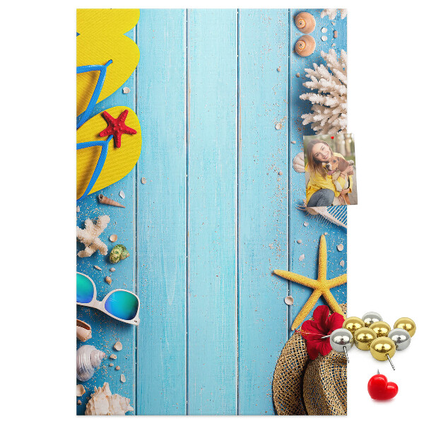 Kurk bedrukken zomeraccessoires op een blauwe houten achtergrond