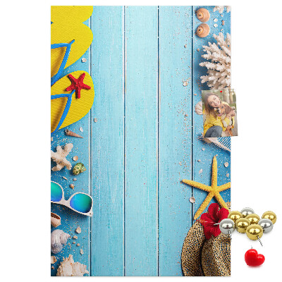 Kurk bedrukken zomeraccessoires op een blauwe houten achtergrond