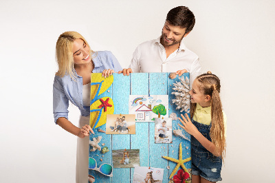 Kurk bedrukken zomeraccessoires op een blauwe houten achtergrond